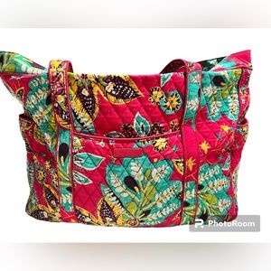 Vera Bradley Large Tote in Red
Visit Floral Pattern
